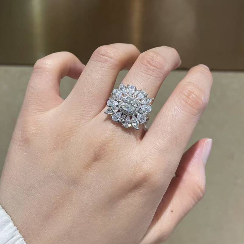 豪华枕形女戒S925银镀白金定制选款主石莫桑钻1.0ct/副石高碳钻